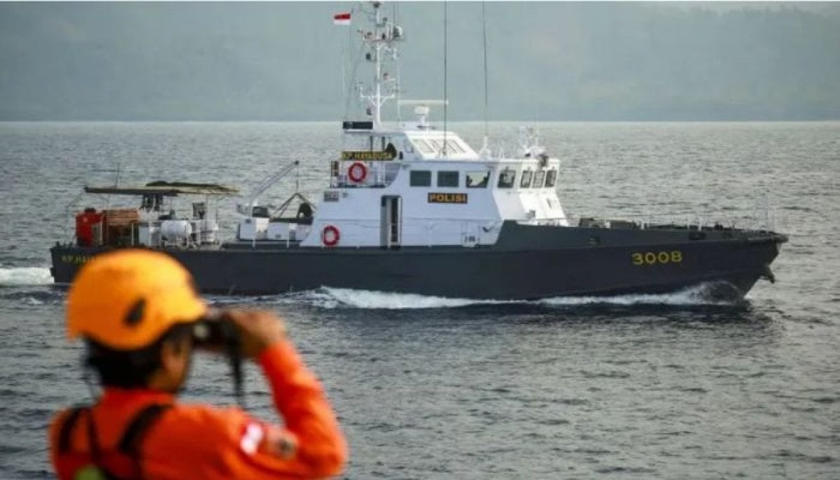 140 missing after Indonesian passenger ship loses contact in Java sea 