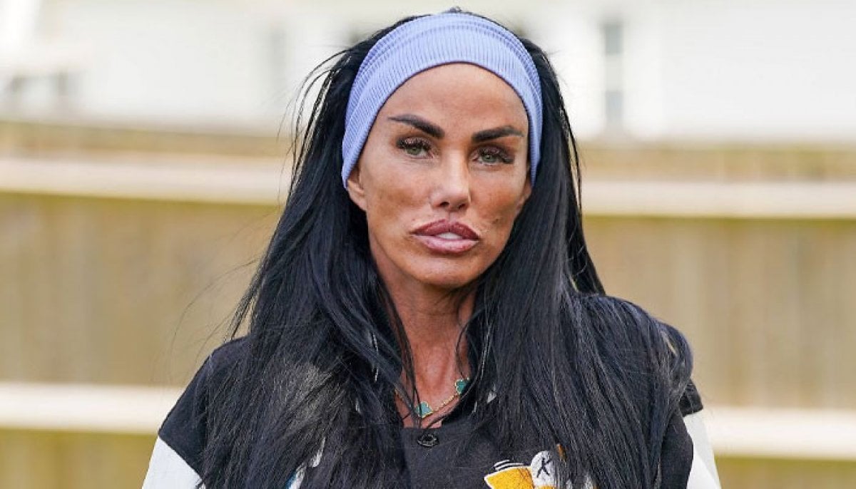 Katie Price breaks down as she begs mom to 'stay'