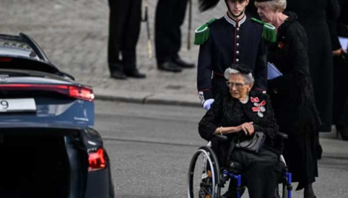 Royal family opens digital condolence book for the late princess 