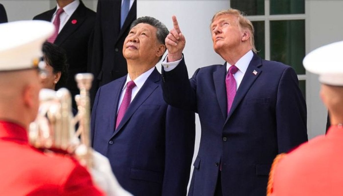 Trump shows Xi Jinping giant portrait of himself in surprising White House moment