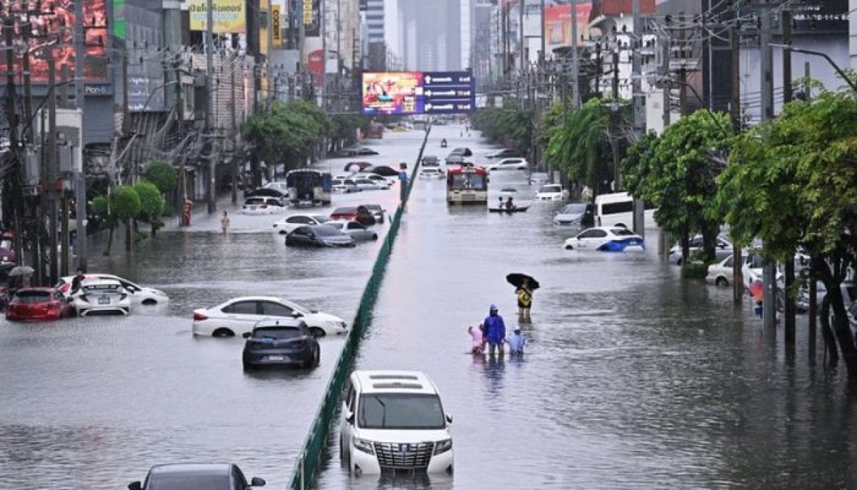 Bangkok declared disaster zone as severe flooding hits Thailand 