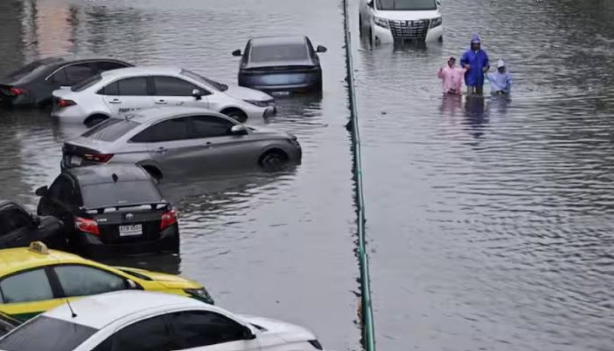 Thailand declares two-day civil service holiday in Bangkok amid severe flooding and disruption
