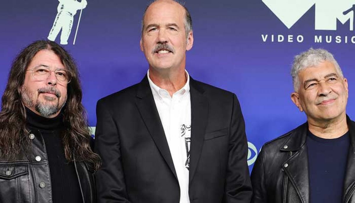 Nirvana's members pay tribute to late singer Kurt Cobain after accepting top prize at MTV VMAs