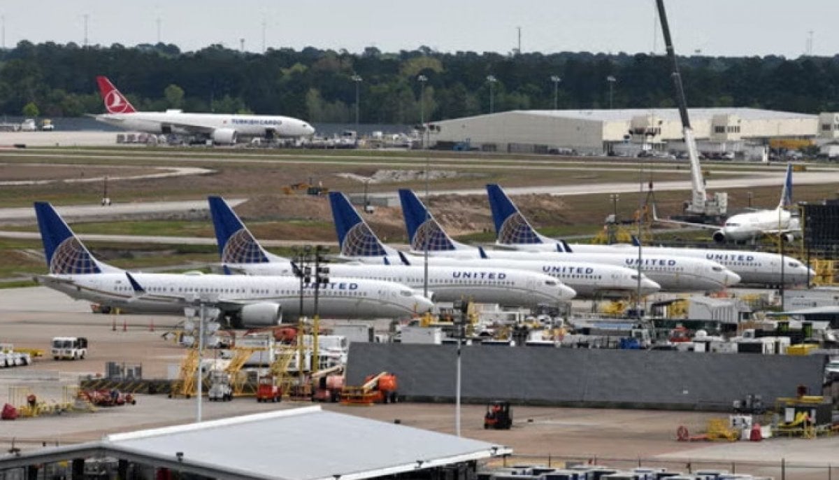 United Airlines plane forced back to Houston after windshield shatters mid-flight