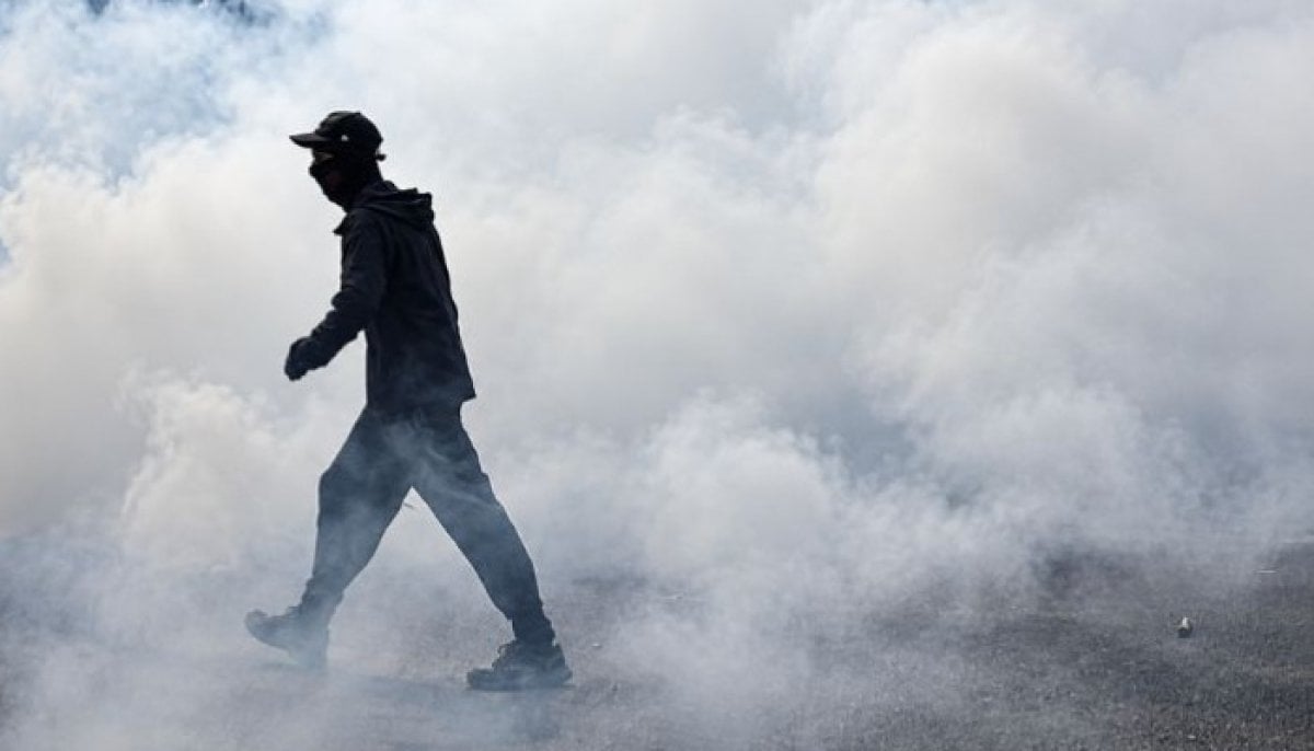 France school protests: 15-year-old loses hand after picking up police grenade