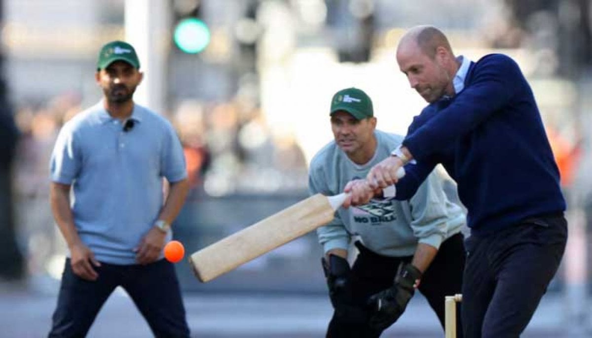 Traffic stopped outside Buckingham Palace as Prince William plays cricket 