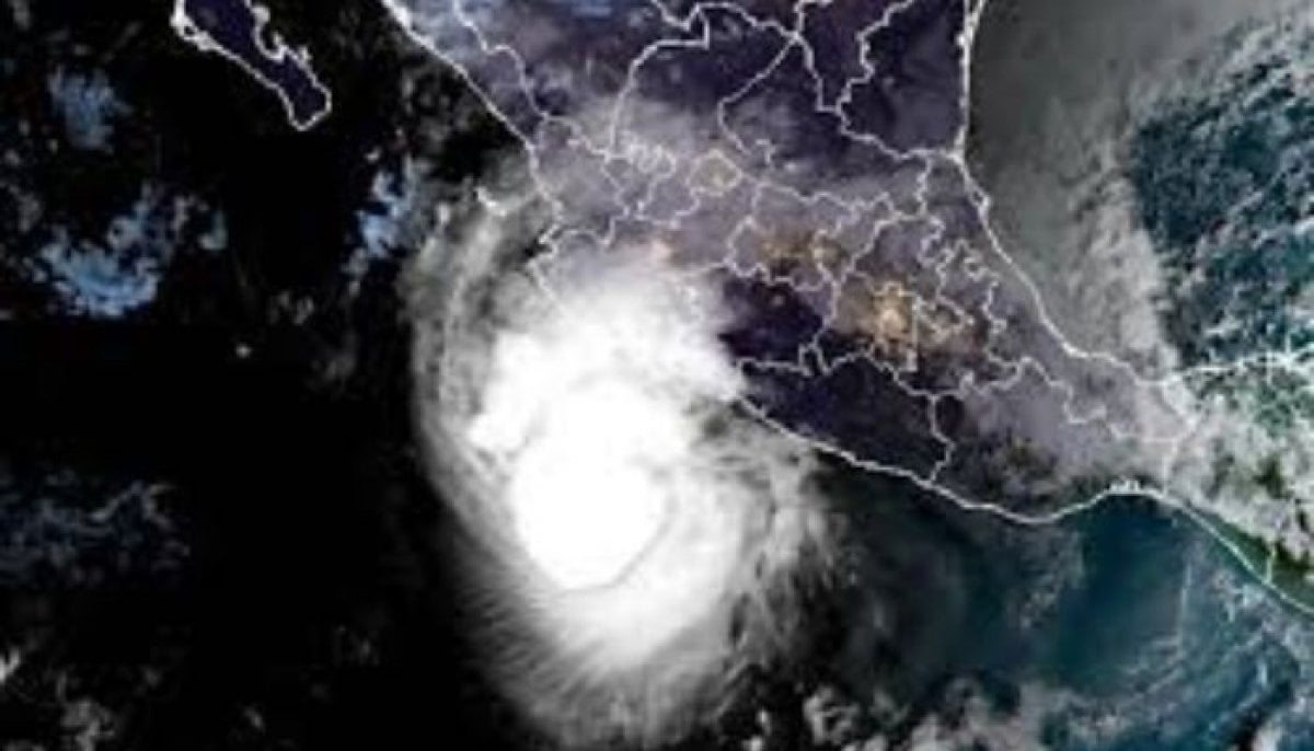 Hurricane Trudy nears Mexico’s Pacific Coast, threatening heavy rain