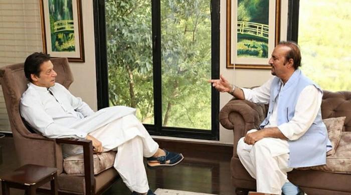 Imran makes Babar resign