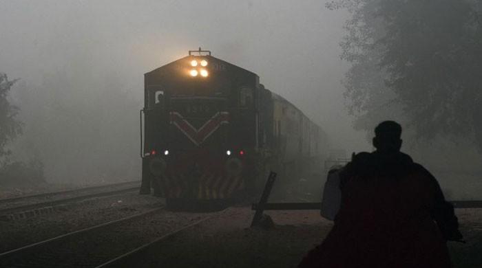 Heavy fog delays trains in country - Vimarsana News