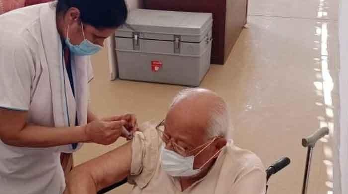 Centenarian gets Covid jab as elderly queue up for walk-in vaccination - Vimarsana News