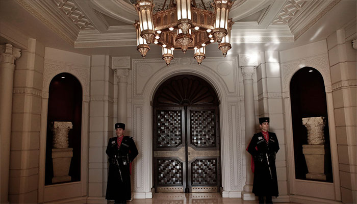I udlandet Løft dig op Overlegenhed Jordan labels palace feud a family affair