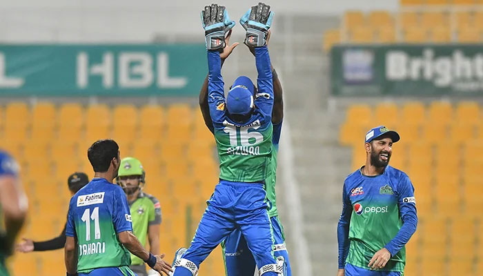 Sultans score big triumph over Qalandars
