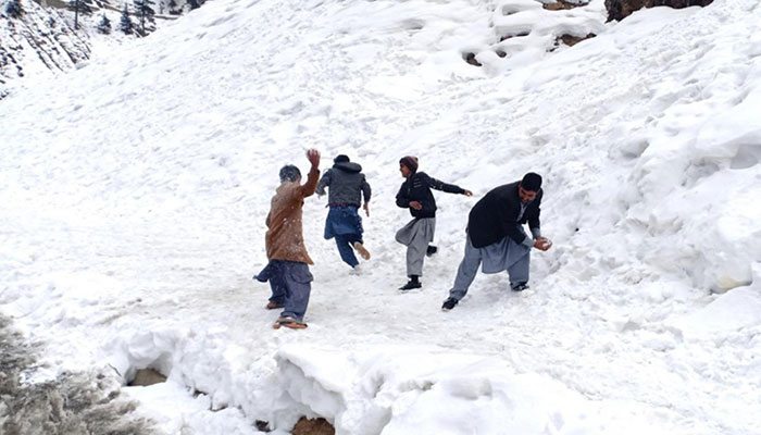 Stranded tourists leave Kaghan Valley as protesters disperse