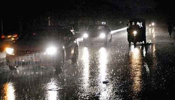 Moderate rainfall turns parts of Karachi into cesspools
