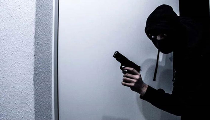 Gunmen rob over Rs6m from bank