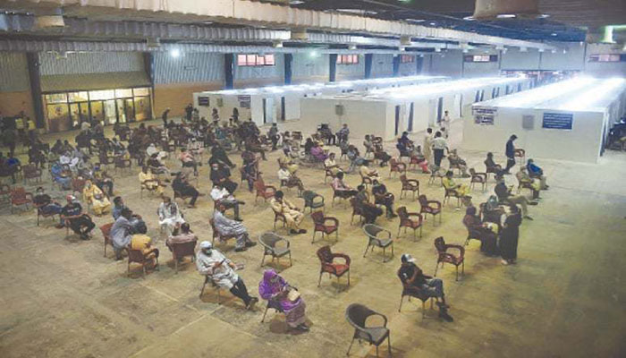 Crowds crash in at Karachi vaccination centres