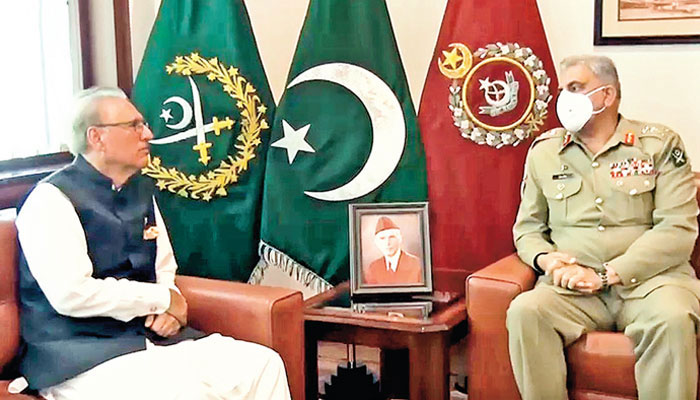 President Alvi visits GHQ: Discusses regional developments, national security with COAS