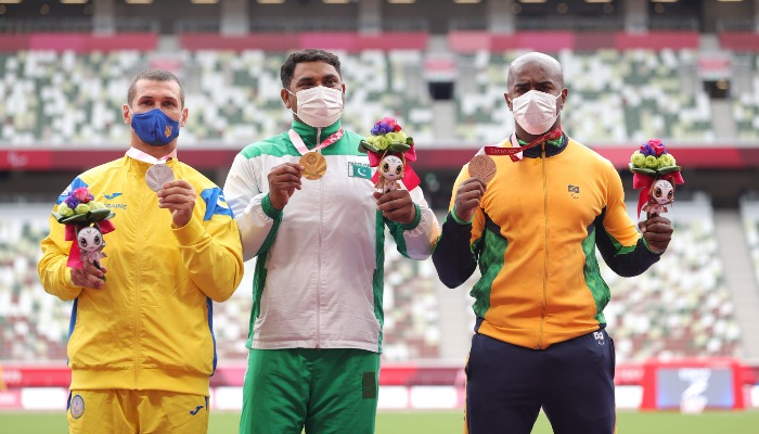 Ukraines Mykola Zhabnyak (L), Pakistans Haider Ali (Centre), and Brazils Joao Victor Teixeira de Souza Silva (R) posing with their medals at the Tokyo 2020 Paralympics Games. Courtesy: Paralympic Games Twitter/@Paralympics