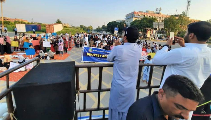 Students demonstrate for single-day medical and dental colleges test