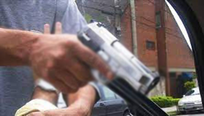 Two wounded resisting mugging bids