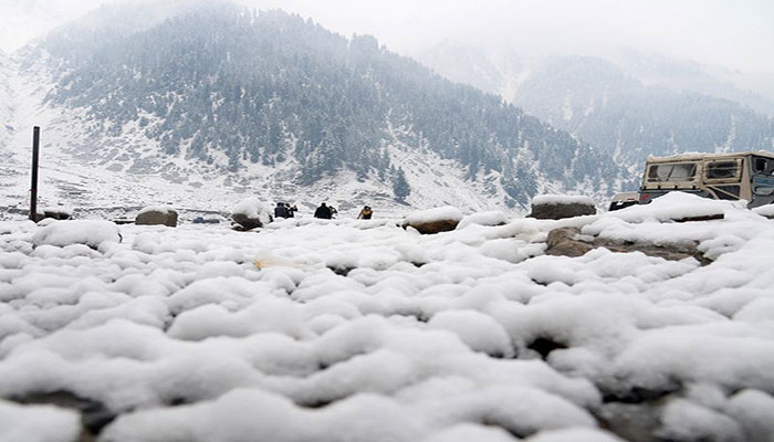 Upper Kaghan Valley receives heavy snowfall