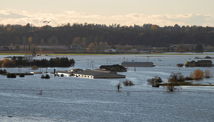 Banjir yang menghancurkan menjebak 18.000 orang di Kanada