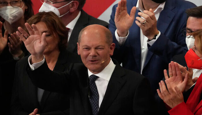 German Social Democrats wave through coalition deal