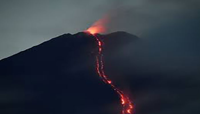Thousands flee as Mount Semeru erupts