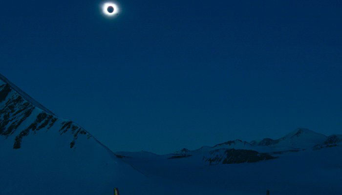 Gerhana matahari total menjerumuskan Antartika ke dalam kegelapan