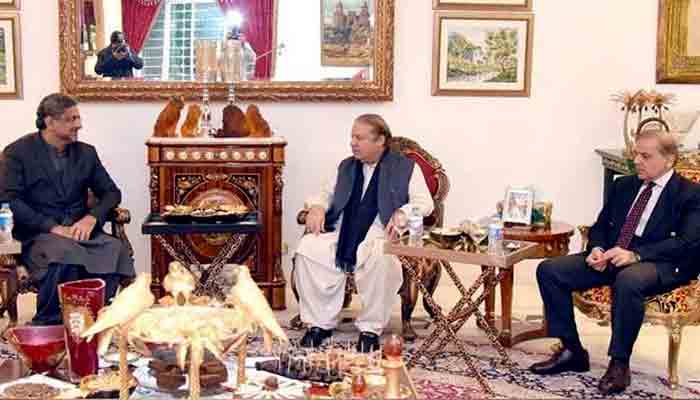 (L-R) PML-N leaders Shahid Khaqan Abbasi, Nawaz Sharif and Shahbaz Sharif. File photo