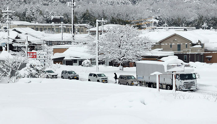 Salju tebal menyebabkan kekacauan perjalanan di Jepang