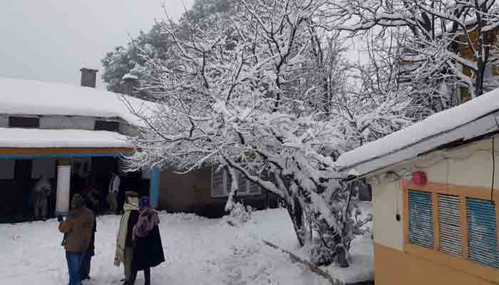 Tourists throng Murree to enjoy snowfall, administration issues advisory - Vimarsana News