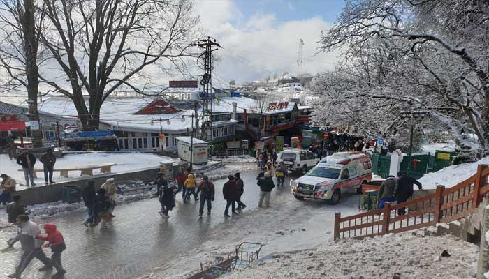 Tourists throng Murree, Gallyat amid heavy snowfall - Vimarsana News