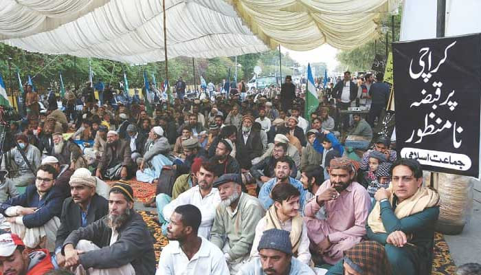 Rain, cold winds fail to deter JI from staging sit-in against LG law - Vimarsana News