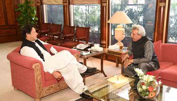 Mumtaz Muslim in meeting with PM Imran Khan. File photo