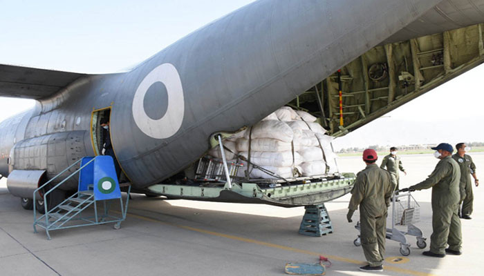 C-130 PAF mengangkut barang bantuan ke Gwadar
