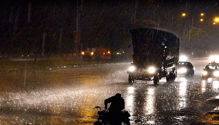 Cold wave grips Karachi following overnight rain