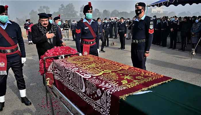 Federal Minister for Interior, Sheikh Rasheed Ahmed paying respects to Shaheed Constable of Islamabad Police at his funeral at Police Lines in Islamabad on Tuesday, January 18, 2022. -PPI