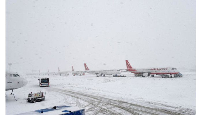 Istanbul airport shuts down due to snow