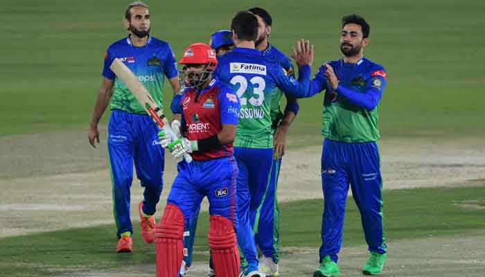 Khusdil Shah (R) celebrates with teammates after taking the wicket of Babar Azam (2L) during the Pakistan Super League (PSL) Twenty20 cricket match between Karachi Kings and Multan Sultans at the National Cricket Stadium in Karachi on January 27, 2022. -AFP