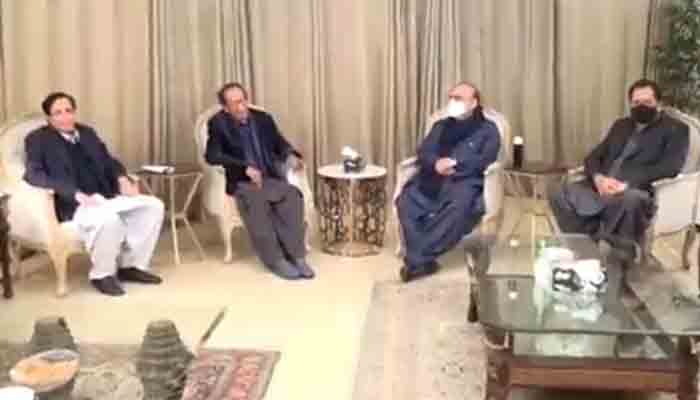 PPP supremo Asif Ali Zardari (2nd from right) meets PML-Q leaders in Lahore in an attempt to woo the PTI allies. -Screengrab