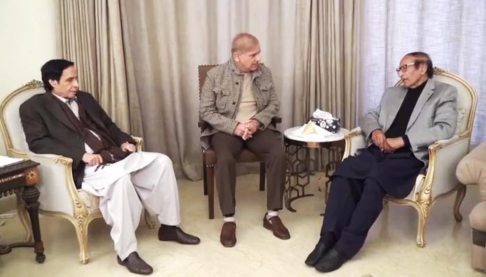 PML-N President Shehbaz Sharif meets PML-Q leaders Chaudhry Shujaat Hussain and Chaudhry Pervaiz Elahi. -Screengrab