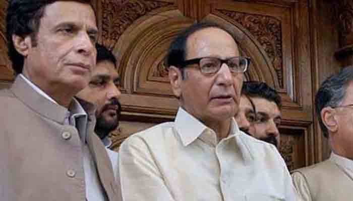 PML-Q leaders Chaudhry Pervez Elahi (L) and&nbsp;Chaudhry Shujaat Hussain are the key to the Oppositions no-trust motion. The News/File