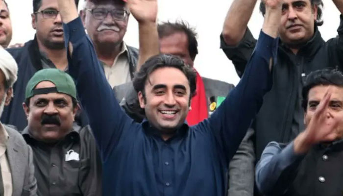 PPP Awami March reaches Lahore: PM Imran Khan has three days to resign, says Bilawal