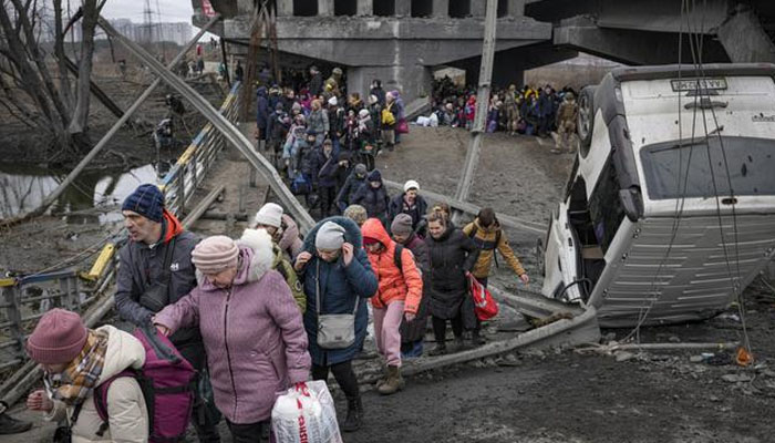 Panic-stricken Ukrainians flee Kyiv
