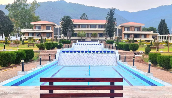 Ides of March: PTI MNAs, workers storm Sindh House