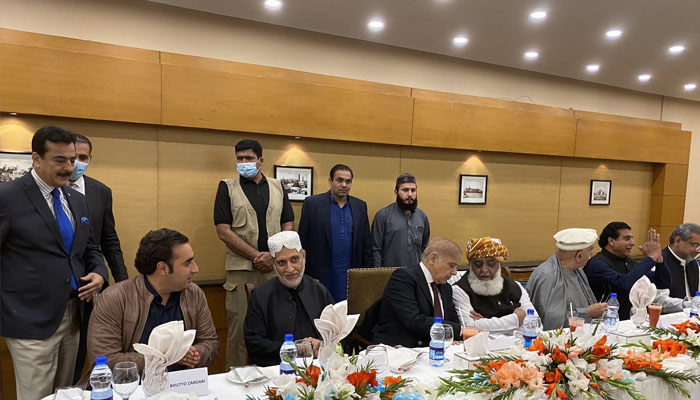 Opposition leaders discuss NA session issue at Mengal dinner