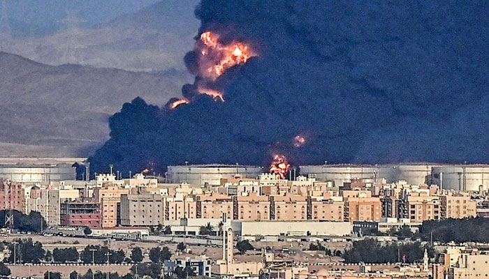Huge fire as Yemeni rebels attack Aramco oil plant