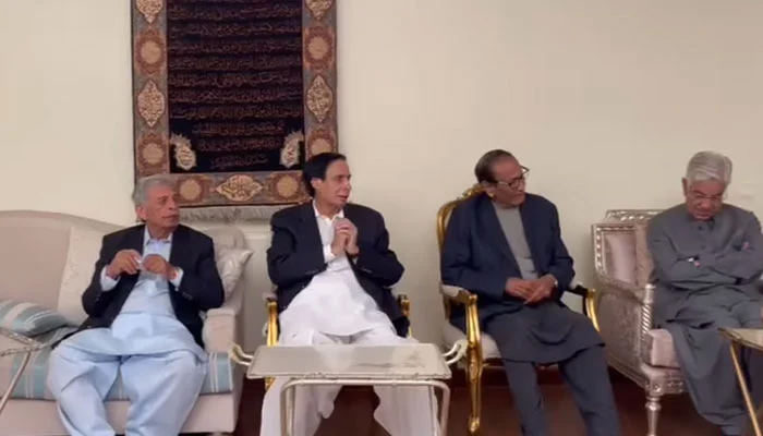 A PML-N delegation meets PML-Q leader Chaudhry Shujaat Hussain at his residence in Islamabad. -Screengrab