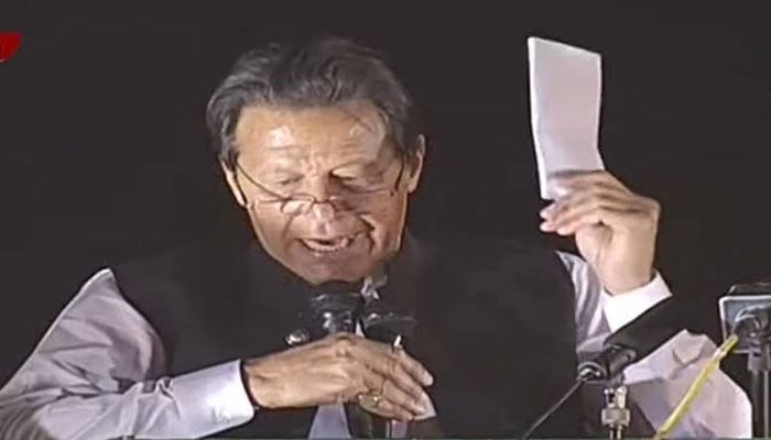 PM Imran Khan showing threat letter during PTIs public rally in Islamabad on Sunday. -Geo News screengrab